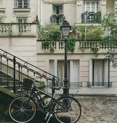 Seine river banks in Paris with Eiffel Tower — Seine river cruise through the heart of France